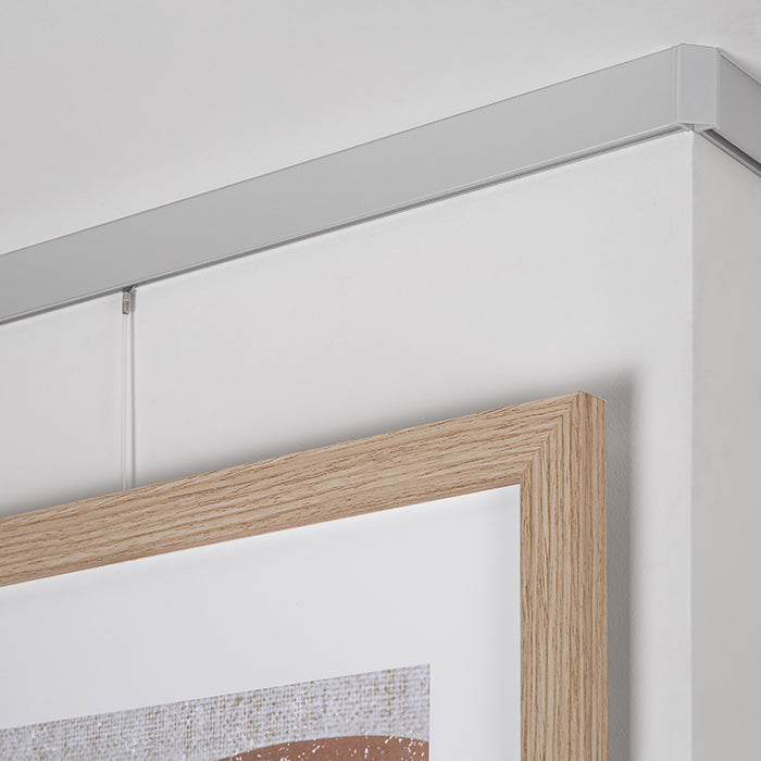 Cliprail Max (150cm), riel para colgar cuadros disponible en blanco o aluminio natural.