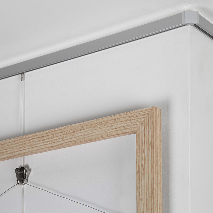 STAS minirail para colgar cuadros: soporte resistente, soporta hasta 25 kg/m, ideal para arte pesado.